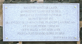 Plaque commémorative installée sur le mur de façade de l'église