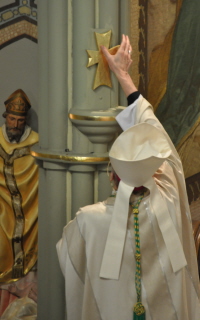 Onction du Saint-Chrème par Mgr Lapierre sur une croix de Dédicace