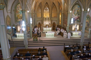 Moment de recueillement : les 4 croix de la Dédicace sont illuminées